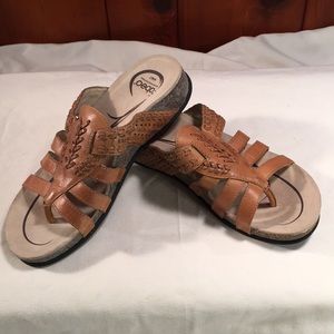 Women’s Abeo sandals. Size 7. Beige.